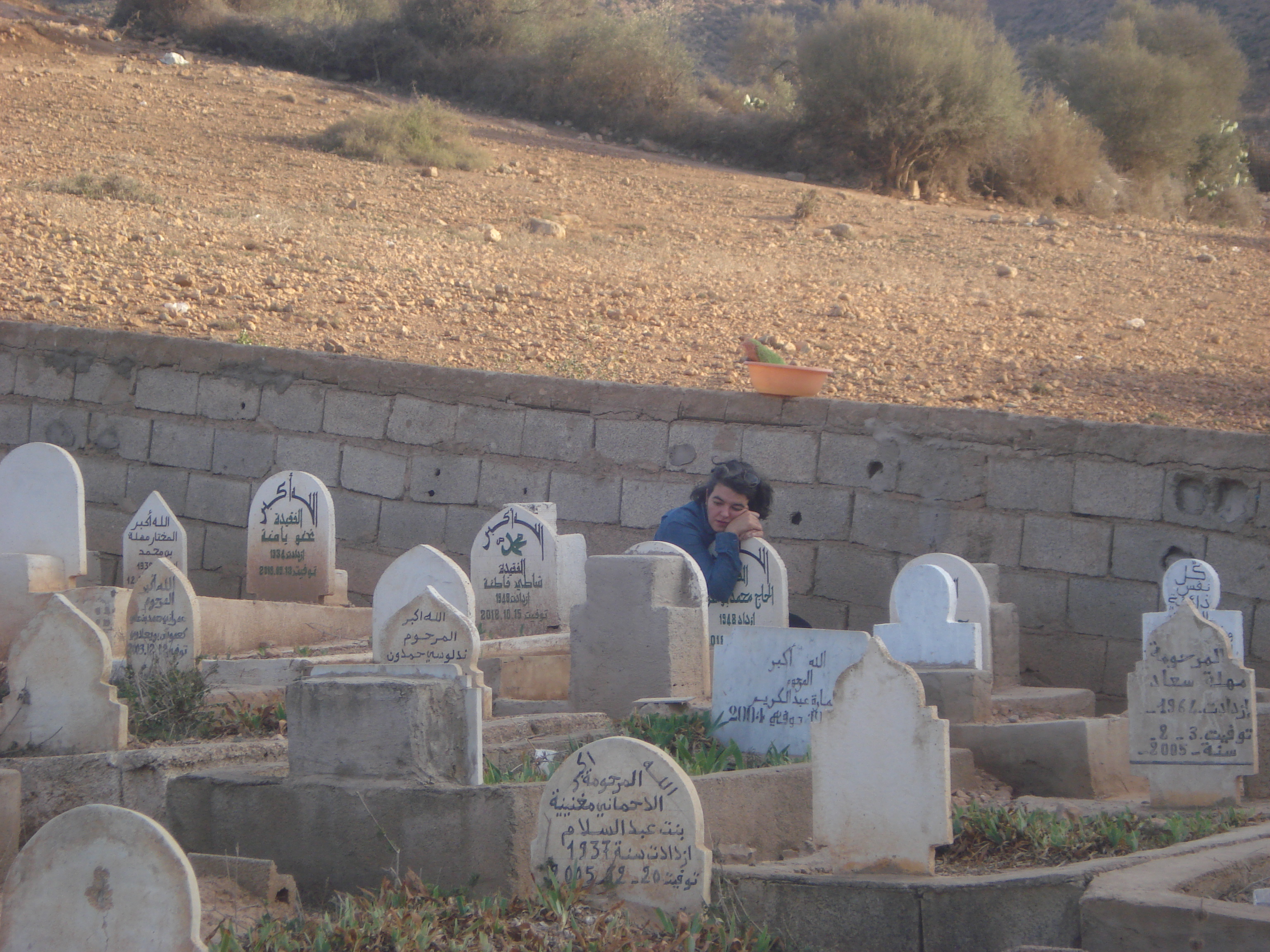 Habiba aan het graf van haar vader