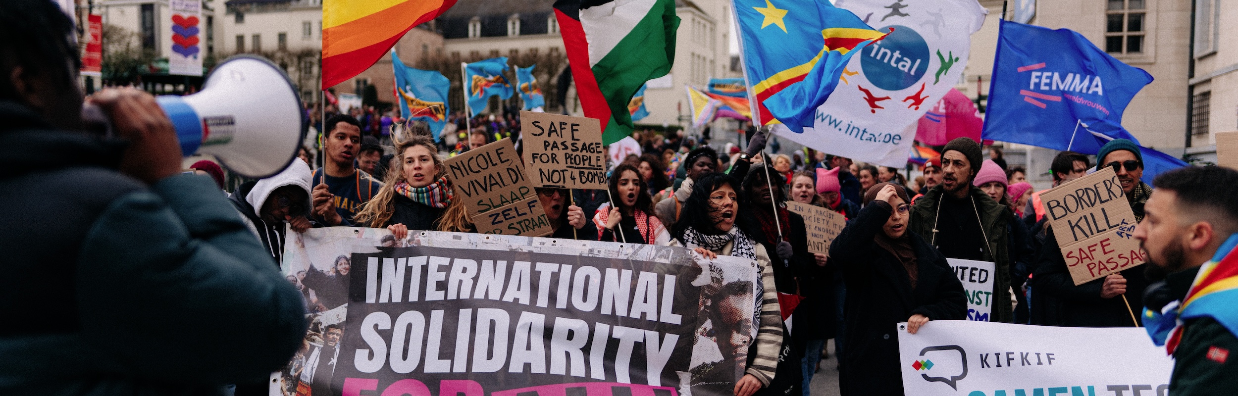 Kif Kif, Intal Globalize en tientallen andere organisaties die strijden tegen racisme protesteren op 24 maart in Brussel tijden de Mars tegen Racisme.