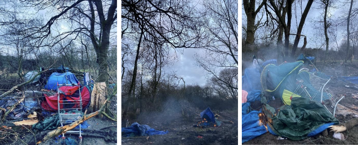 Vernielde tenten, en andere door de politie vernielde en achtergelaten spullen, in het bos bij Duinkerke.