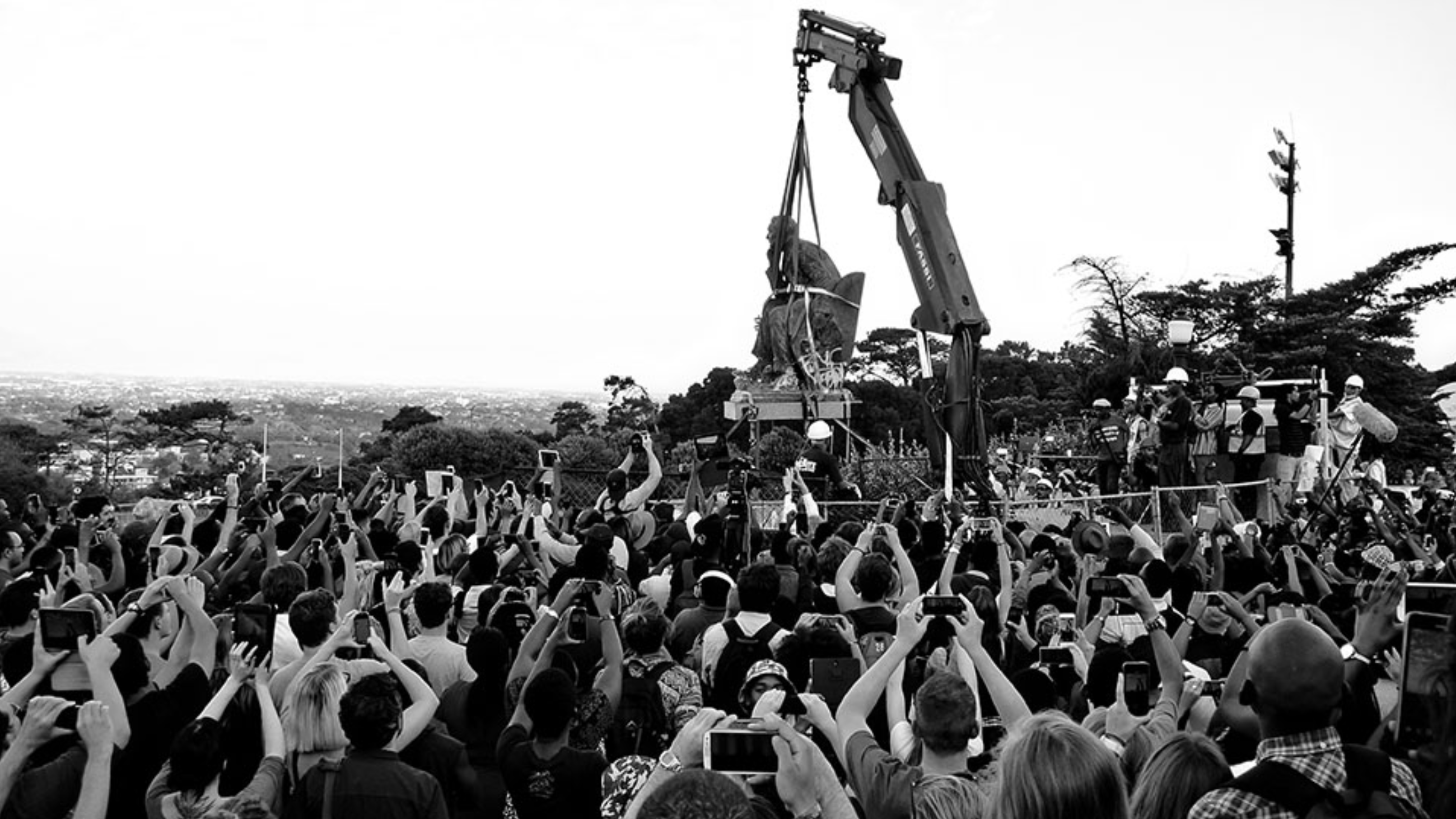 Het standbeeld van Cecil Rhodes wordt verwijderd van de universiteitscampus in Kaapstad, 9 april 2015