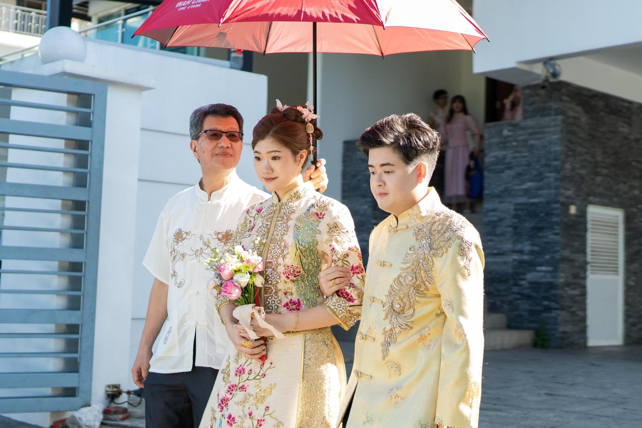 De jongste zus van Li Li Chong wandelt tijdens de bruiloft over straat met haar (aanstaande) echtgenoot.