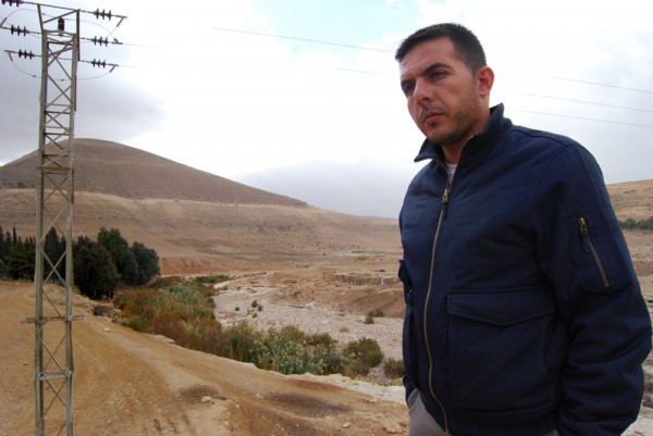 Mohammad toont uitgedroogde waterbron, water naar Amman afgevoerd